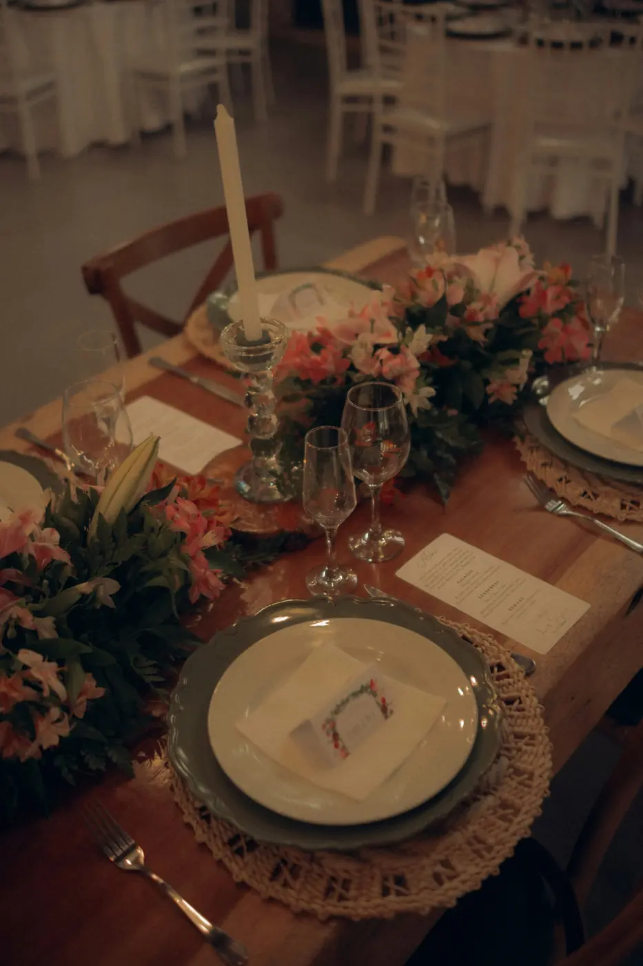 Floral centerpiece arrangement for event tables